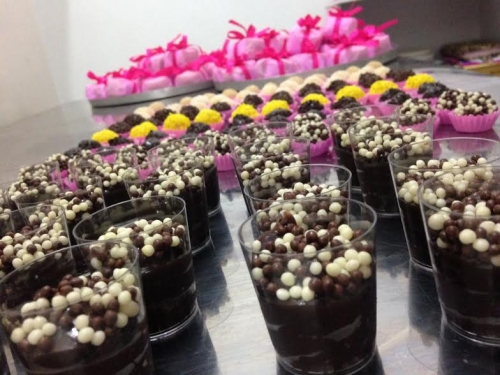 Combinação de doces especiais na sua festa! 20 Cupcakes + 50 Bem casados + 100 Docinhos + 20 Brigadeiros no copinho por R$220 na Sandra Uchôa