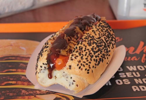 Que tal um hot dog com o sabor inigualável do The Burgers On The Table hoje? 01 Wow Dog (House Dog, Onion Dog ou BBQ Dog) de R$12 por R$7,90 