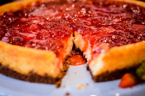 Coloque mais sabor no seu cotidiano! Torta Cheesecake de Morango para até 14 pessoas por R$66,90 no Quotidiano Cozinha Criativa