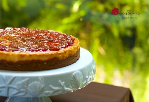 Coloque mais sabor no seu cotidiano! Torta Cheesecake de Morango para até 14 pessoas por R$66,90 no Quotidiano Cozinha Criativa